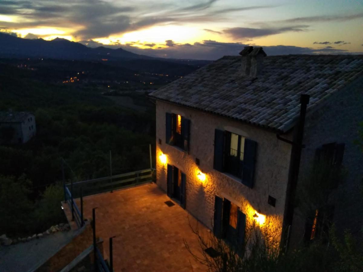 La Casa Dalle Finestre Blu Abbateggio Екстериор снимка