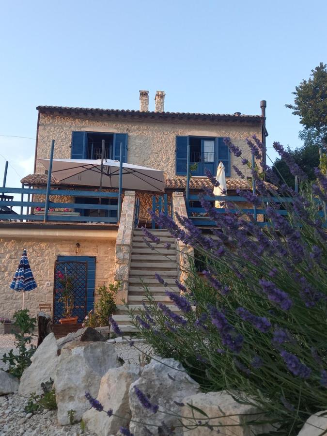 La Casa Dalle Finestre Blu Abbateggio Екстериор снимка